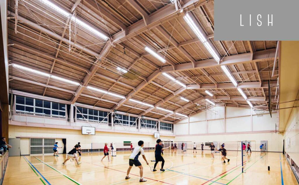 塚越中学校でのバドミントン風景